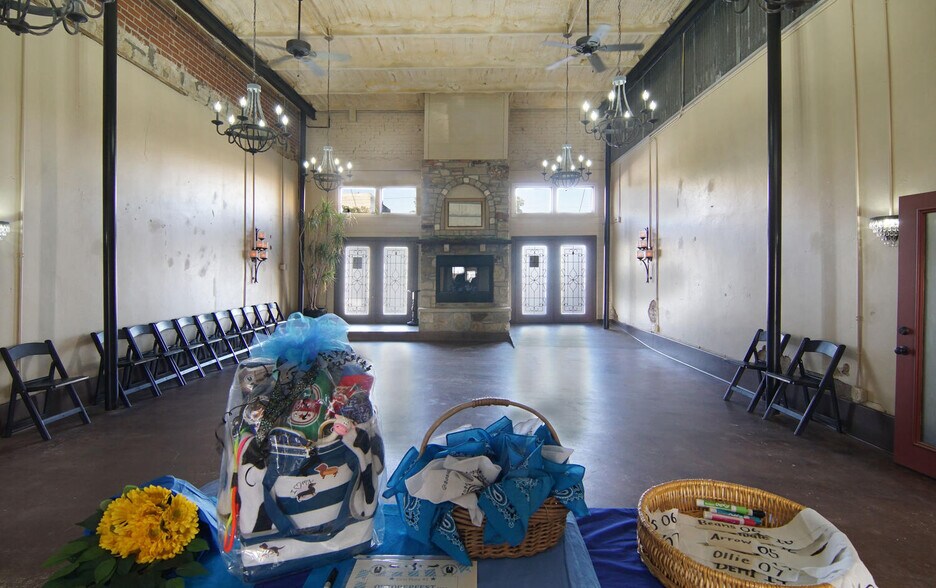 More Photos Of 120 N Austin St, Comanche Bar For Sale