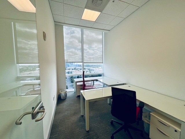 More Photos Of 20200 W Dixie Hwy, Aventura Office For Sale