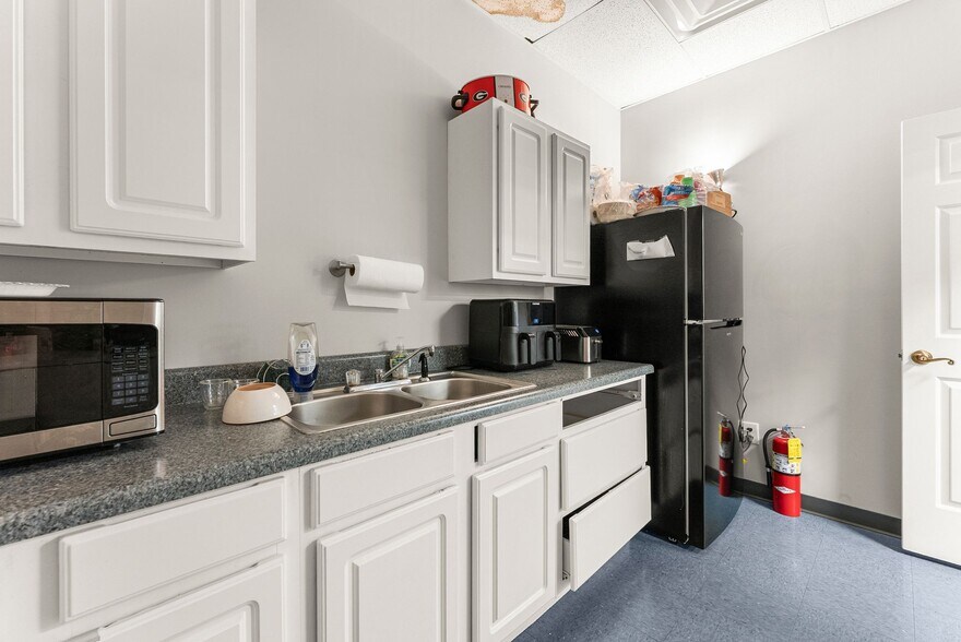 More Photos Of 3917 Old Flowery Branch Rd, Oakwood Flex For Lease