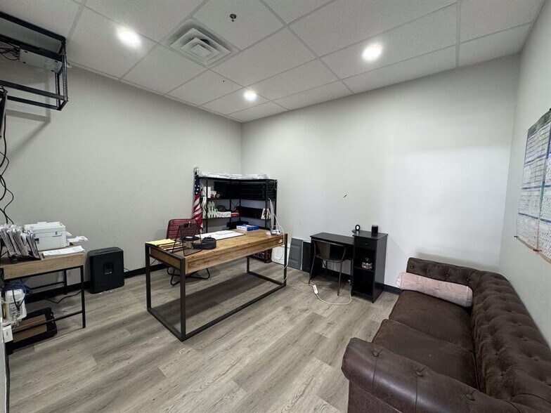 More Photos Of 19832 Panther Dr, Pflugerville Showroom For Lease