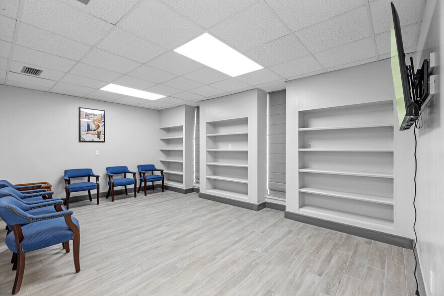 More Photos Of 901 N Grove St, Eustis Office For Sale