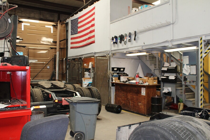 More Photos Of 1936 W Commerce St, Dallas Industrial For Lease