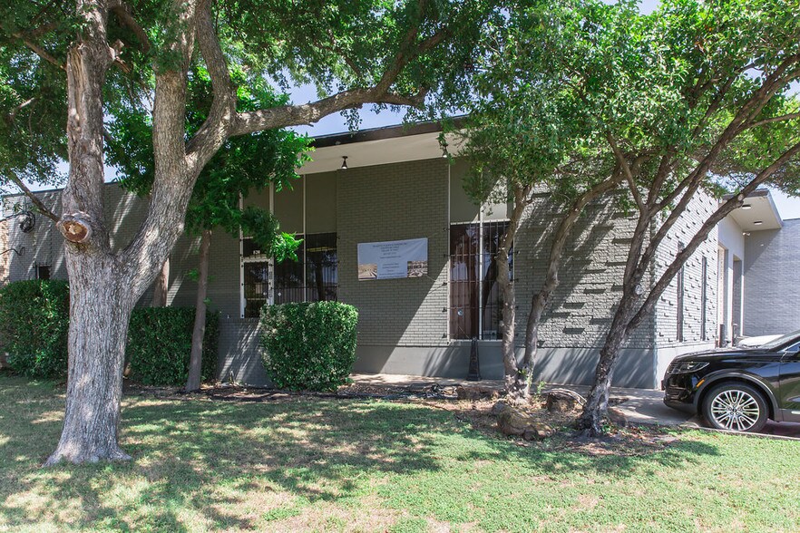 More Photos Of 1539 Round Table Dr, Dallas Light Manufacturing For Sale