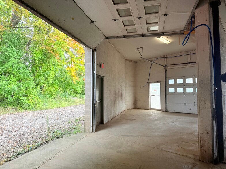 More Photos Of 807 S 4th St, Fulton General Retail For Sale