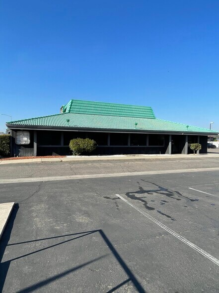 More Photos Of 125 Shaw Ave, Clovis Freestanding For Sale