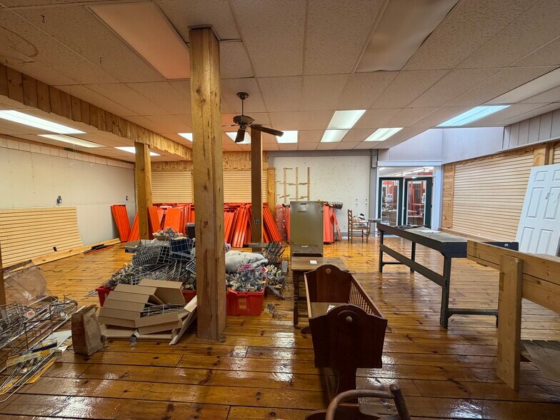 More Photos Of 87 Division St, Manistee Freestanding For Sale