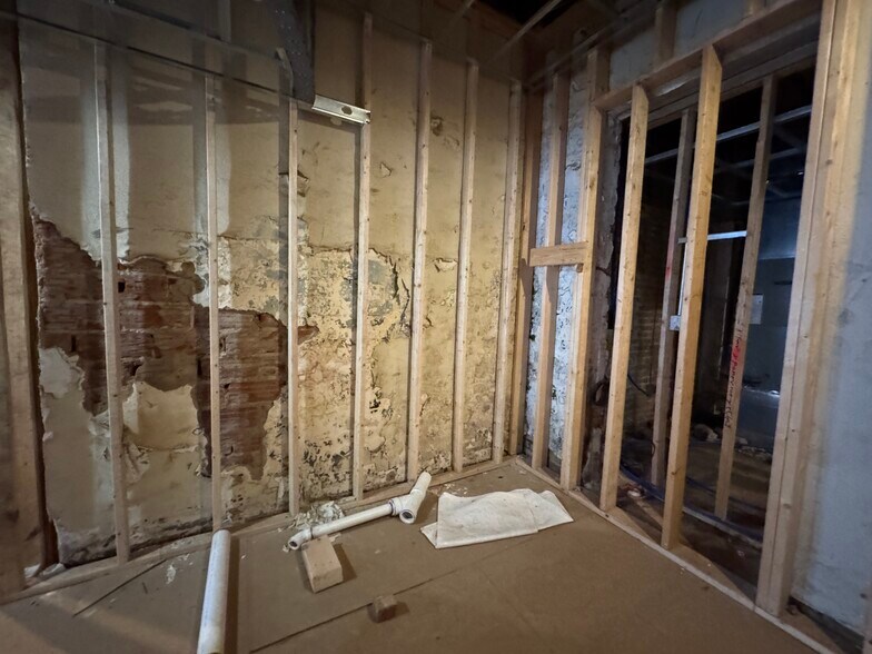 More Photos Of 1800 Rozzelles Ferry Rd, Charlotte Storefront For Lease