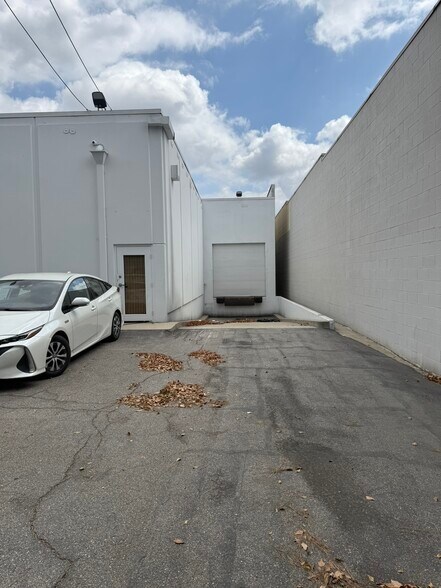 More Photos Of 9200 Gazette Ave, Chatsworth Warehouse For Lease