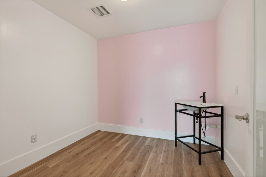 More Photos Of 1895 E Main St, Ventura General Retail For Sale