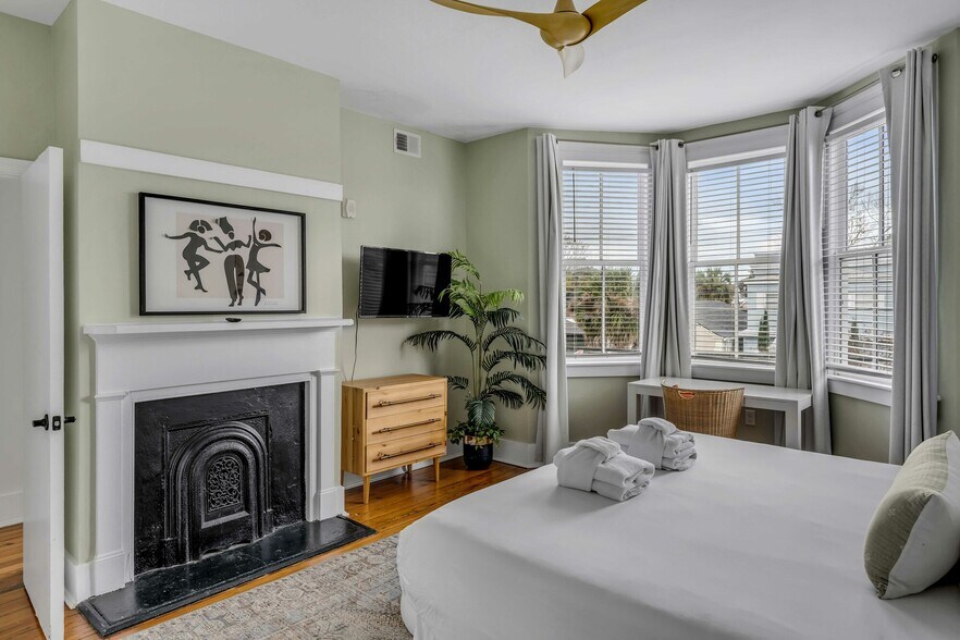 More Photos Of 140 Spring St, Charleston Hospitality For Sale