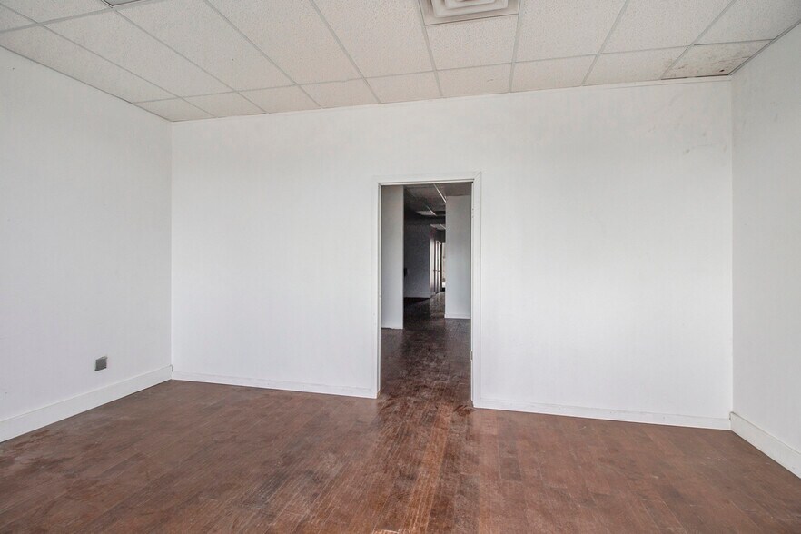 More Photos Of 1052-1072 W Huron St, Waterford Freestanding For Lease