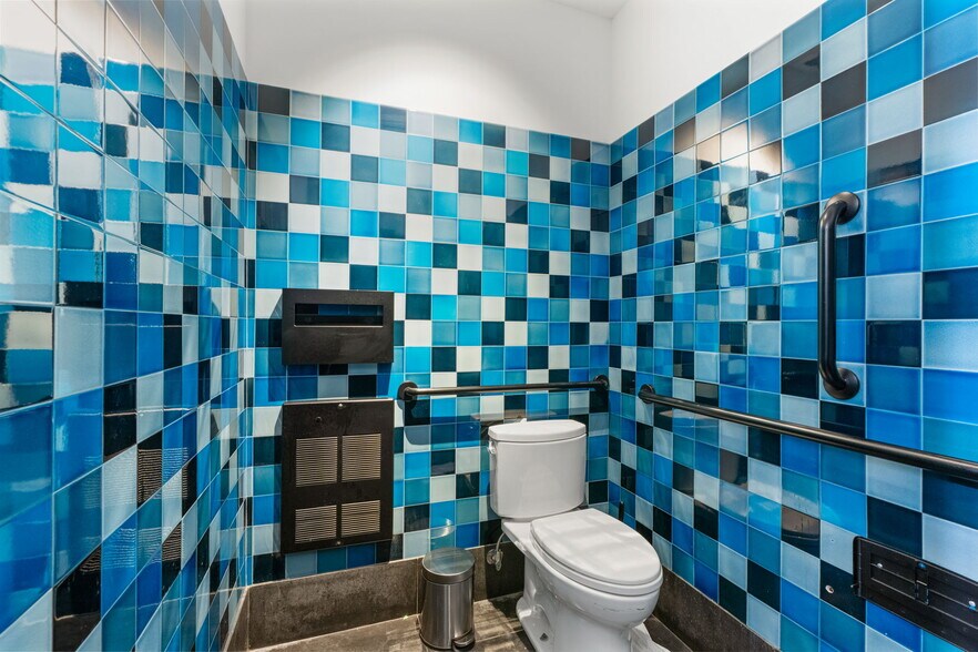 More Photos Of 24 Navy Pier Ct, Staten Island Restaurant For Lease