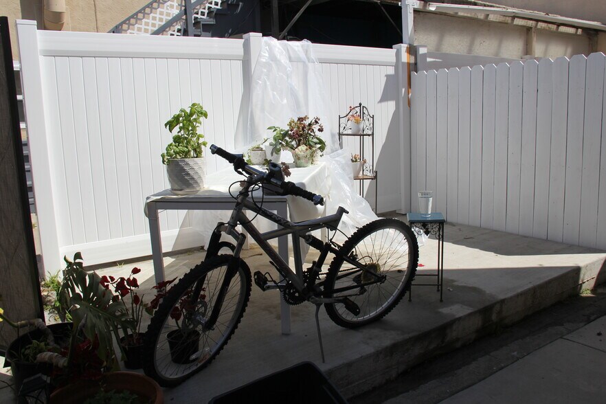 More Photos Of 2016-2020 E Main St, Ventura Storefront Retail Office For Sale