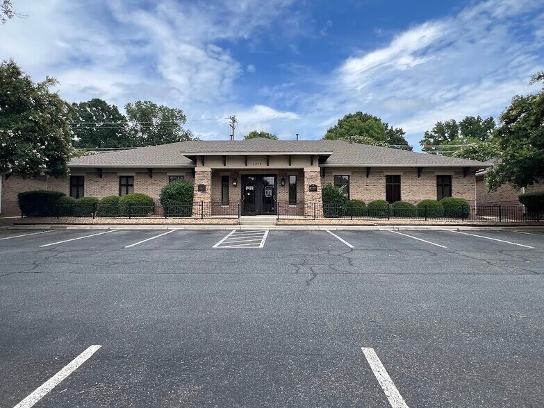 More Photos Of 1258 Mann Dr, Matthews Medical For Sale