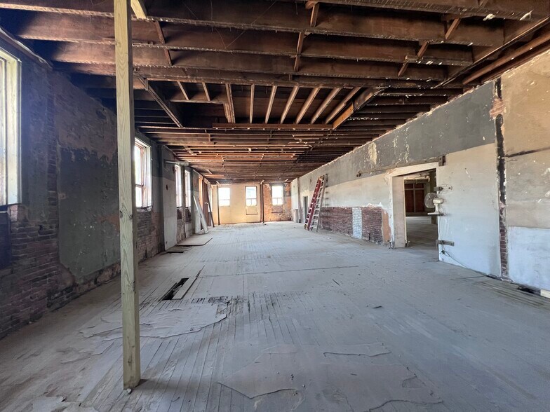 More Photos Of 335-341 S Main St, Memphis Storefront Retail Office For Sale