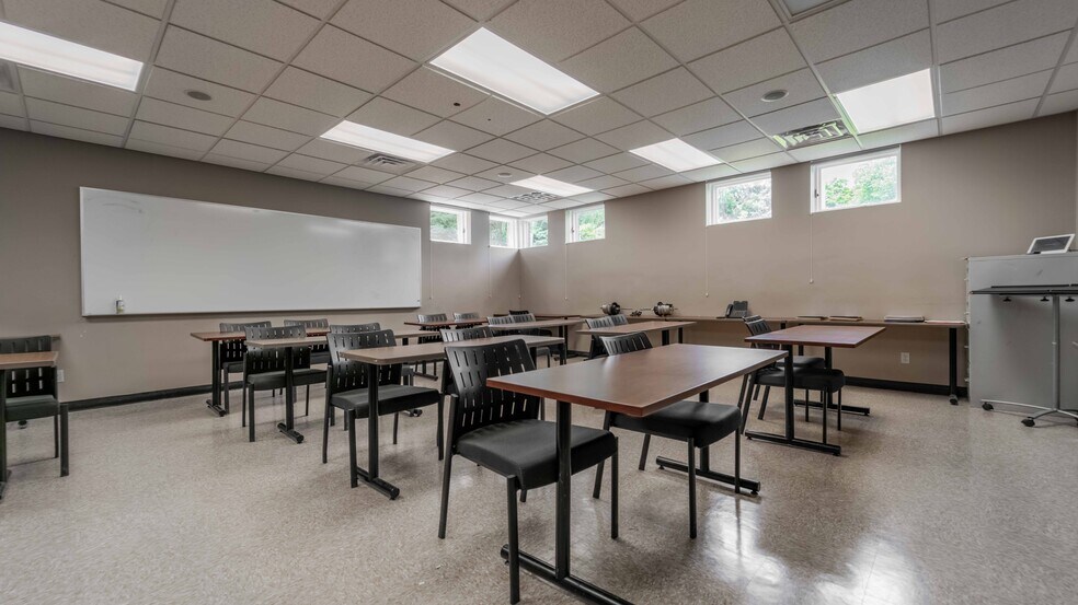 More Photos Of 600 Vale Park Rd, Valparaiso Flex For Lease