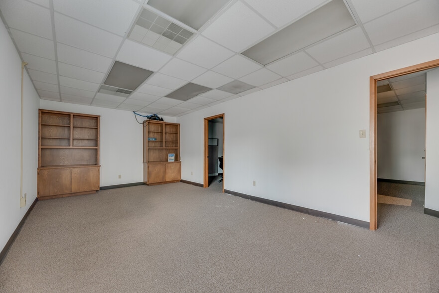 More Photos Of 726 Dalworth St, Grand Prairie Office For Sale