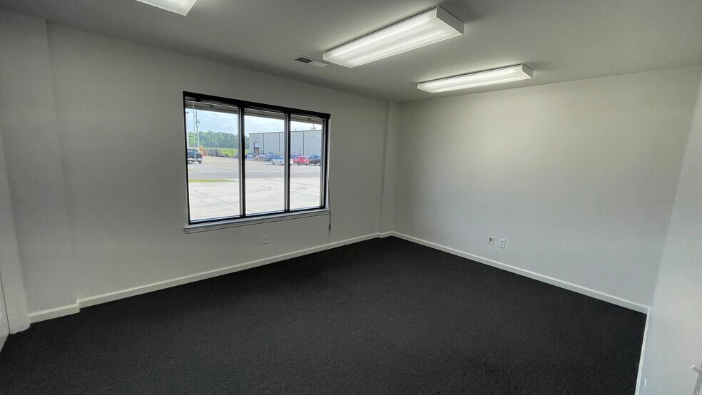 More Photos Of 220 Scotland Dr, Alabaster Warehouse For Lease