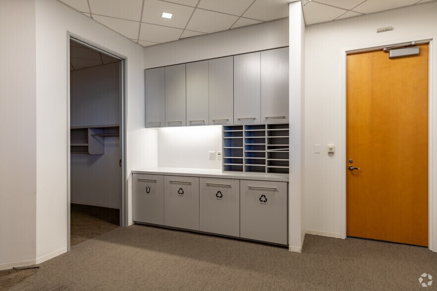 More Photos Of 2600 W Big Beaver Rd, Troy Office For Lease