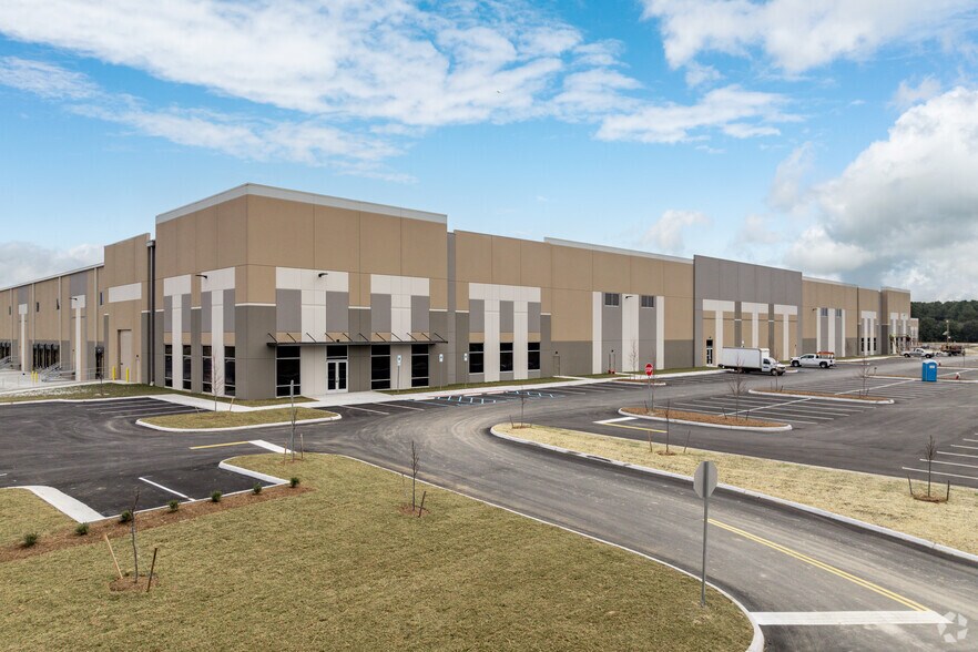 More Photos Of 30 Aberdeen Rd, Hampton Distribution For Lease