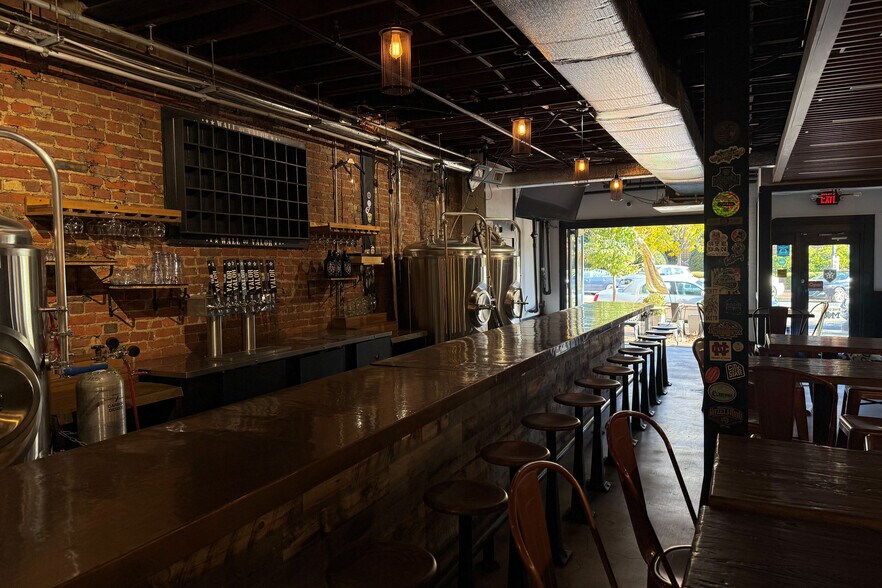 More Photos Of 723 8th St SE, Washington Storefront For Sale