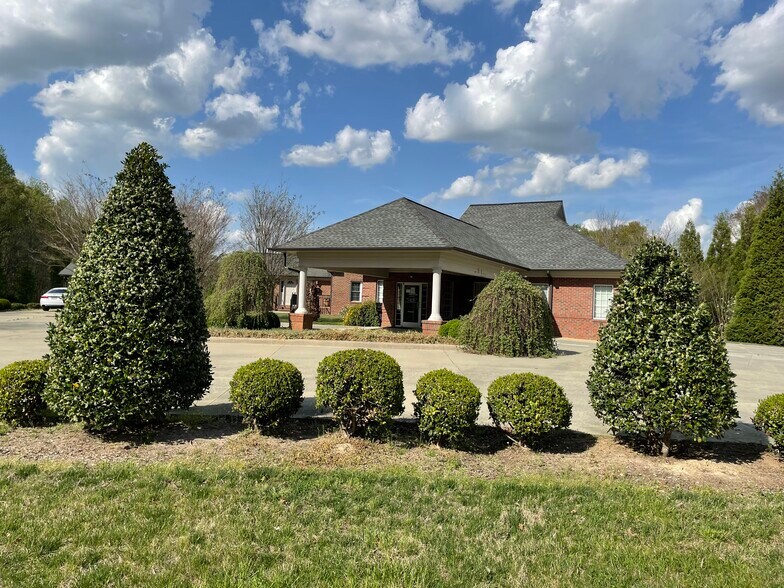 More Photos Of 1611 Flora Ave, Burlington Healthcare For Lease