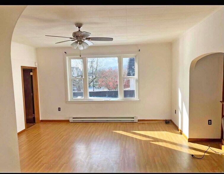 More Photos Of 129 Pike St, Carbondale Bar For Sale