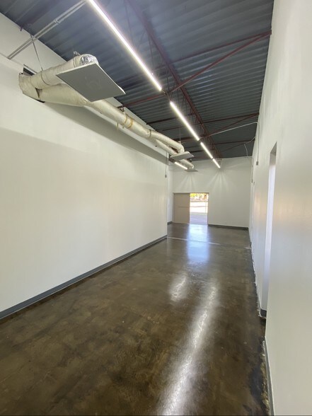 More Photos Of 7411 Hines Pl, Dallas Flex For Sale