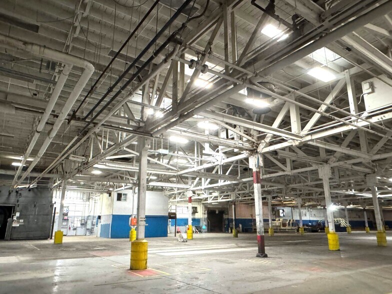 More Photos Of 9930 N Burgard Way, Portland Warehouse For Lease