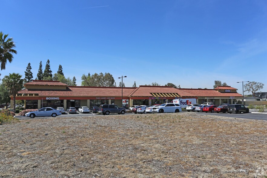 More Photos Of 911-945 W Foothill Blvd, Rialto Unknown For Lease