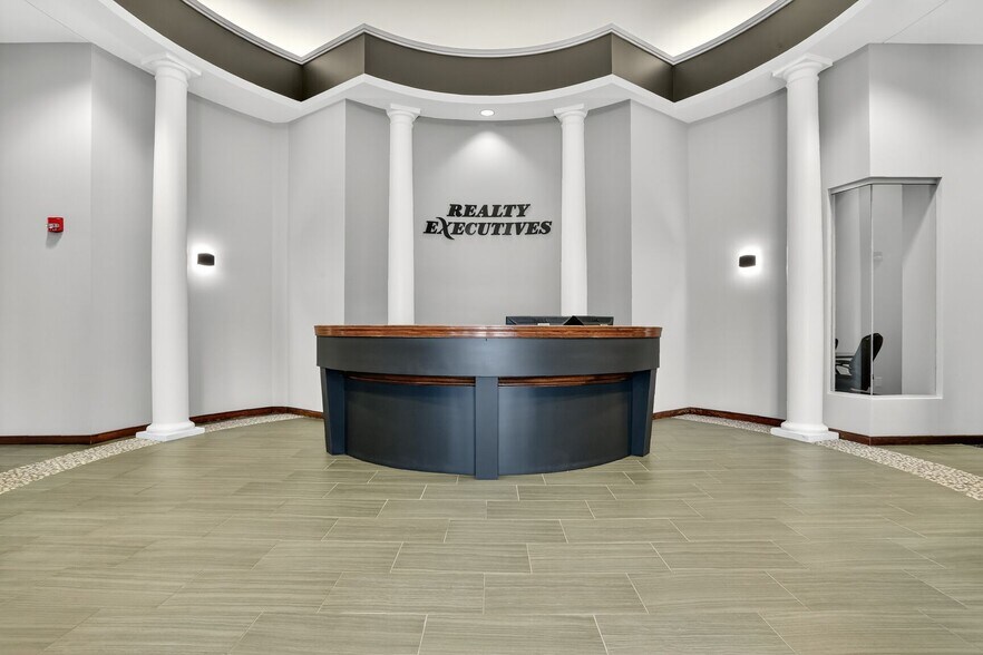 More Photos Of 11401 Ash St, Overland Park Medical For Sale