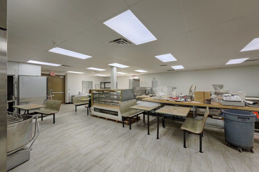 More Photos Of 1112 N Frazier St, Conroe Freestanding For Sale