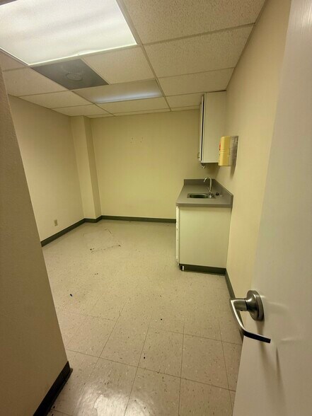 More Photos Of 170 8th St SE, Paris Office For Sale