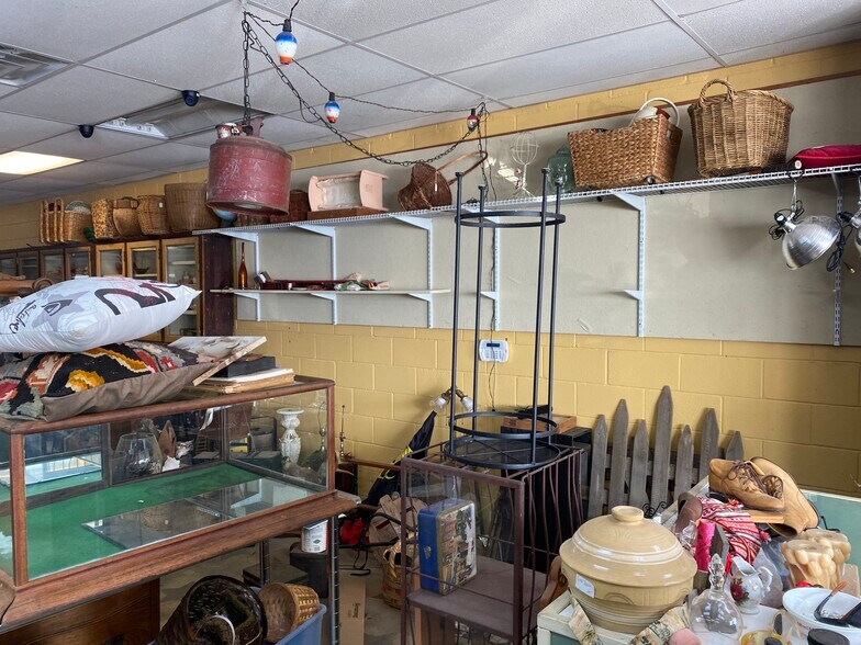 More Photos Of 357 W Austin St, Giddings General Retail For Sale