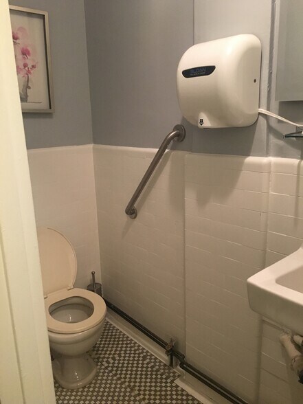 More Photos Of 121 E 60th St, New York Medical For Sale