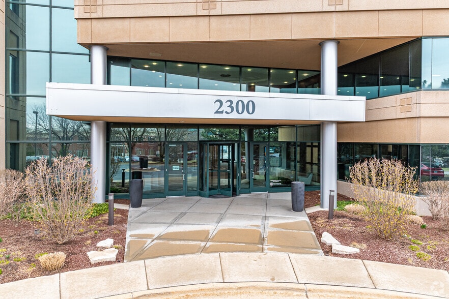 More Photos Of 2300 Cabot Dr, Lisle Office For Lease