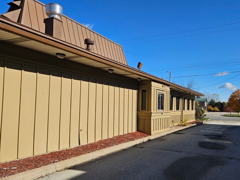 More Photos Of 3199 Bay Rd, Saginaw Restaurant For Lease