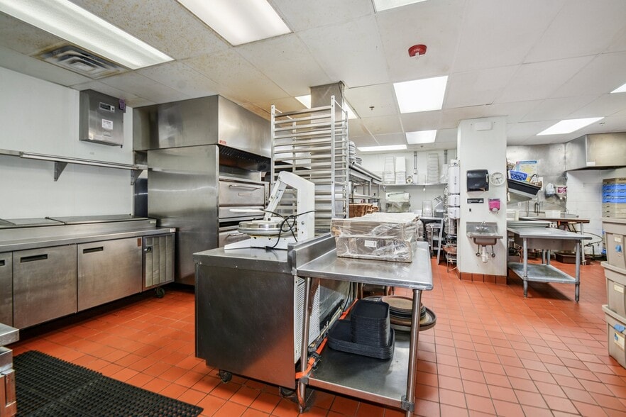 More Photos Of 1900 & 1924 Marshall St NE, Minneapolis Restaurant For Sale