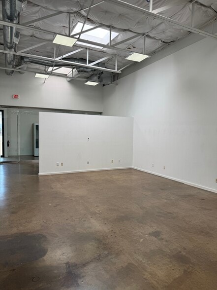 More Photos Of 2251 Vantage St, Dallas Loft Creative Space For Lease
