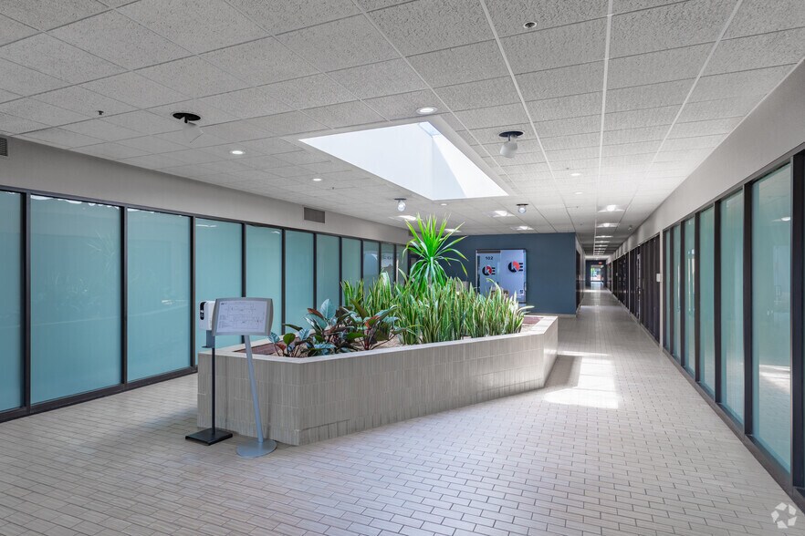 More Photos Of 1400 S Wolf Rd, Wheeling Coworking Space