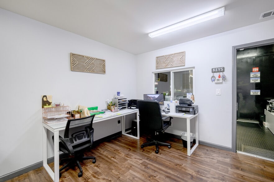 More Photos Of 3210 N San Fernando Blvd, Burbank Warehouse For Sale