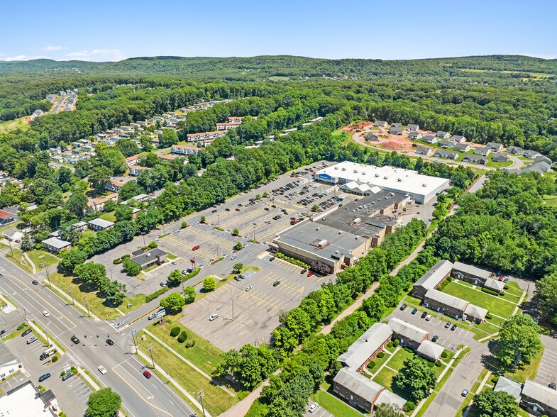 More Photos Of 235 Queen St, Southington Unknown For Lease