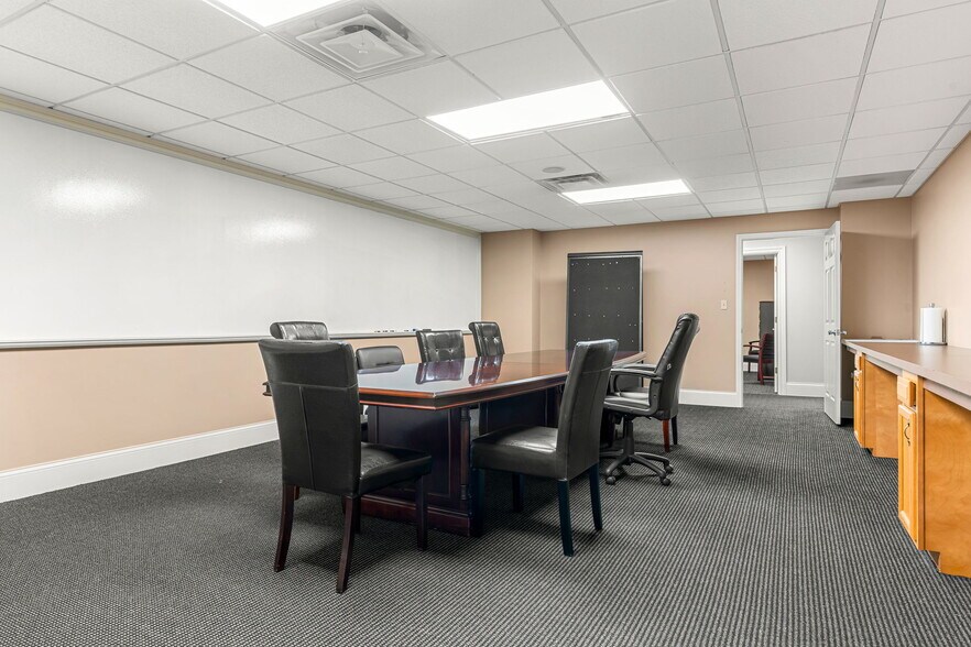 More Photos Of 222 Pearl St, New Albany Office Residential For Lease