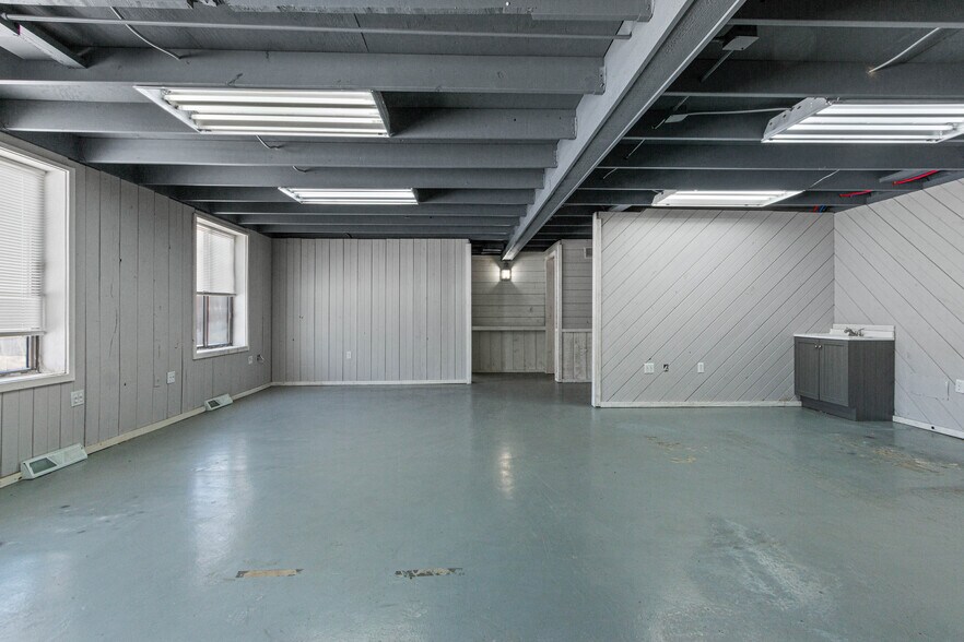 More Photos Of 108 S Front St, Coloma General Retail For Lease