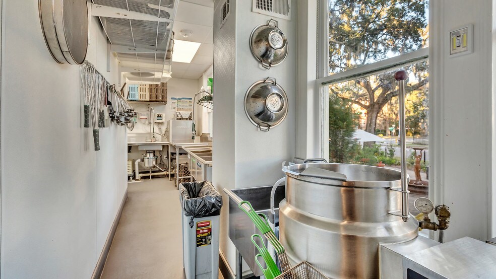 More Photos Of 119 E 37th St, Savannah Restaurant For Sale