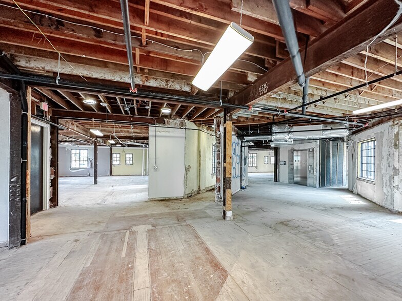 More Photos Of 601 Quay Commons, Sarasota Office For Sale