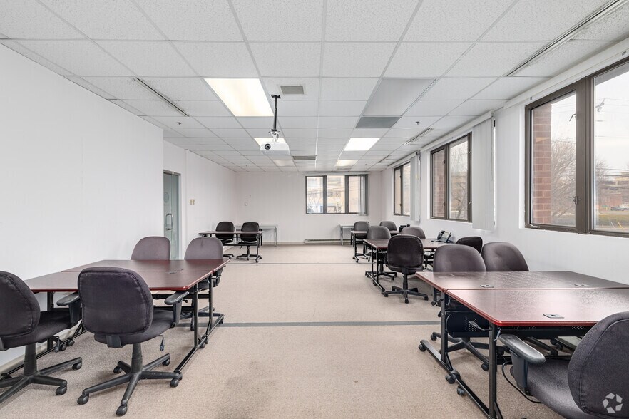 More Photos Of 1964 Gallows Rd, Vienna Office For Sale
