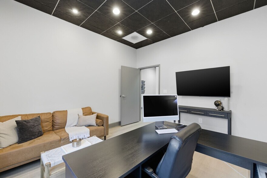 More Photos Of 142 S Cardigan Way, Mooresville Flex For Lease