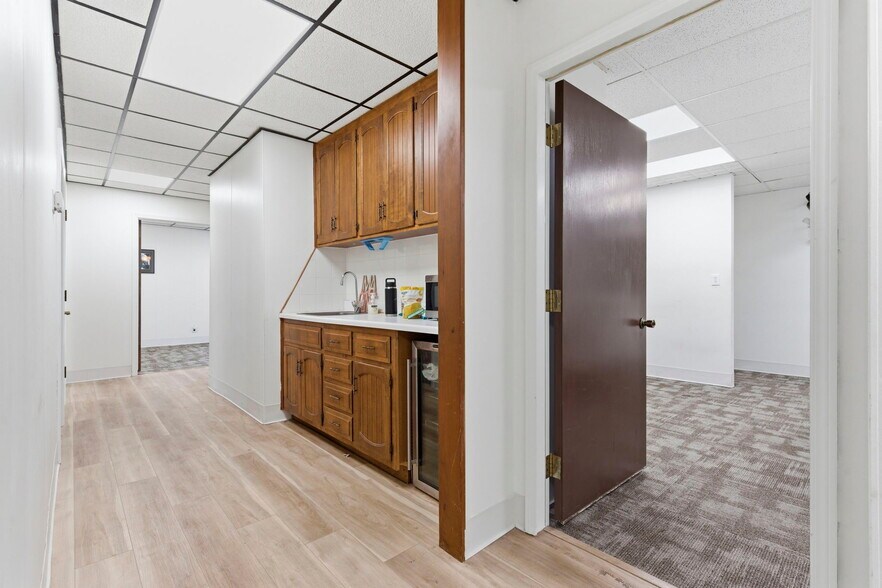 More Photos Of 1331 N Stewart Ave, Springfield Medical For Sale