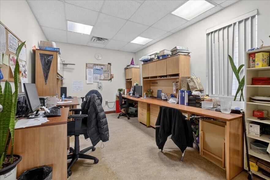 More Photos Of 11831 123 St NW, Edmonton Office For Sale